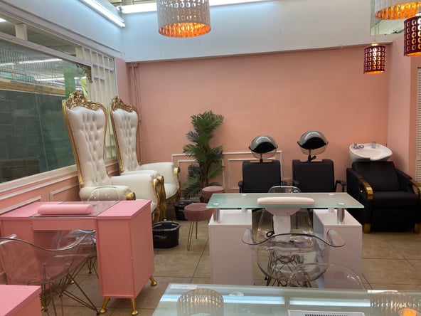 Salon Booth For Rent