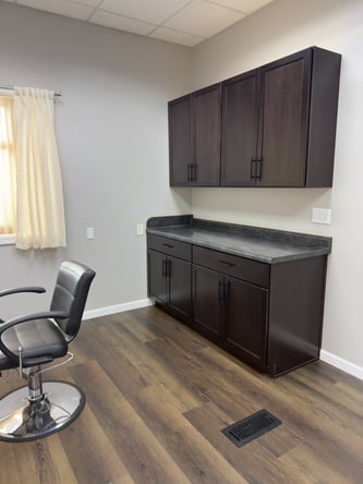 Upscale Salon Suites available !