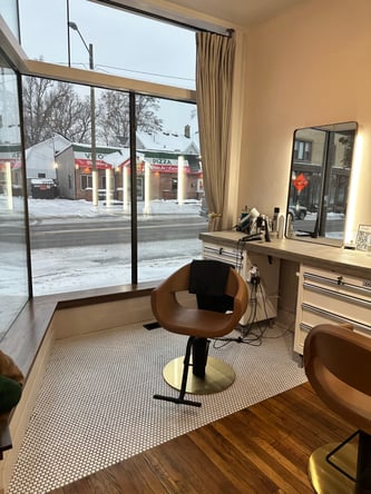 Luxury Salon Chair for Lease in Grand Rapids — All-Inclusive & Vibrant Vibe!