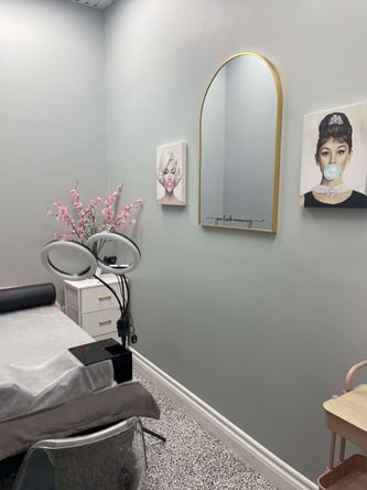 Private room available in a new bright nail salon for a beauty professional with there own clientel!