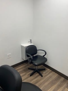 Roseville Salon Suites for Lease – 8×8 Suite! Perfect for Beauty Pros