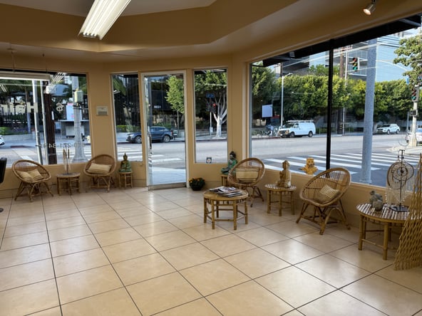 Chair Rentals Available – Across from Cedars-Sinai, 3rd Street Los Angeles