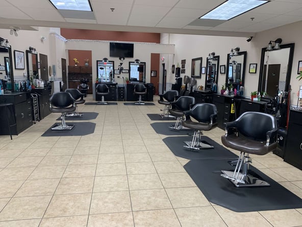 Salon Chair in East Orlando – Daily or Weekly Rent Available!