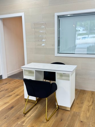 LUXURY SALON – Booths and Rooms for RENT