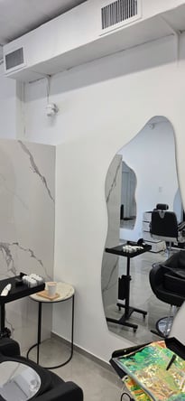Modern Salon Chair for Rent in Hollywood, FL – $200/Week with High Foot Traffic!
