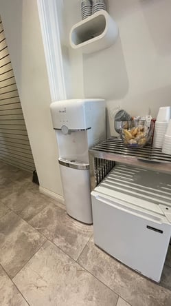 Modern , clean, beautiful nail salon is ready for a good team to work amazing.1,500 sqft salon