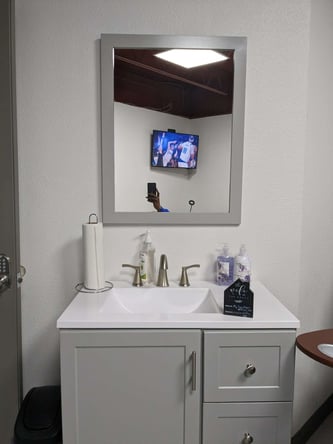 Complete 4 Piece Nail Spa for lease