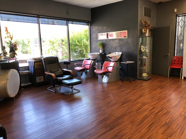 Prime Hollywood Salon Chair: Thai Town, Flexible Terms, High Traffic + FREE Parking!