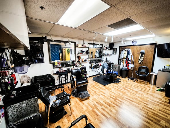 Luxury Salon Suites in Pearland — Fully Furnished & All Utilities Included!