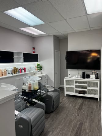 Rent a Chair at a Stylish Brazilian Salon – Prime Location, Modern Facilities!