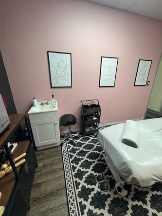 Rm for rent $275wk (any beauty professional if it’s the right fit) (Summerlin)