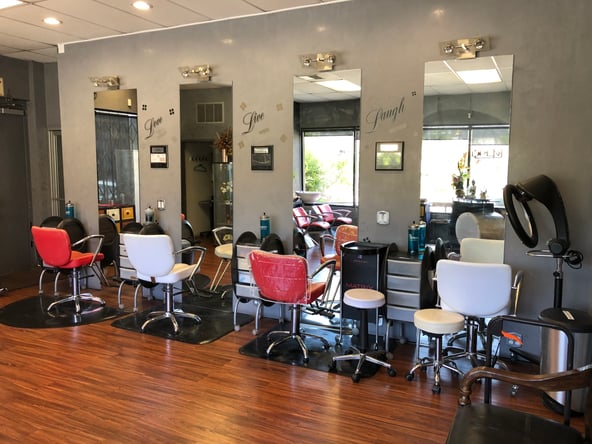 Prime Hollywood Salon Chair: Thai Town, Flexible Terms, High Traffic + FREE Parking!