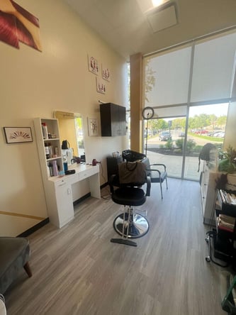 Beautiful storefront suite available for sublease!!