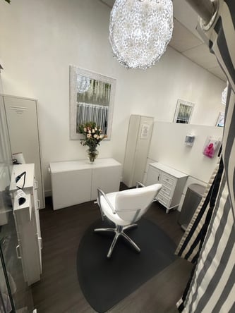 Beautiful Salon Booth for rent!!