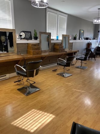 Salon Chair for Rent – Prime Main Street Location