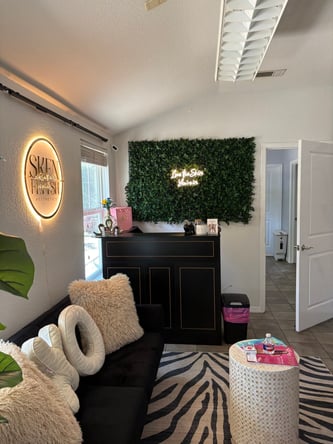 ✨ Salon Suite Available in Cedar Hill ✨ 📍$250/week – Front Window Suite | 1 Week FREE Every 6 Month