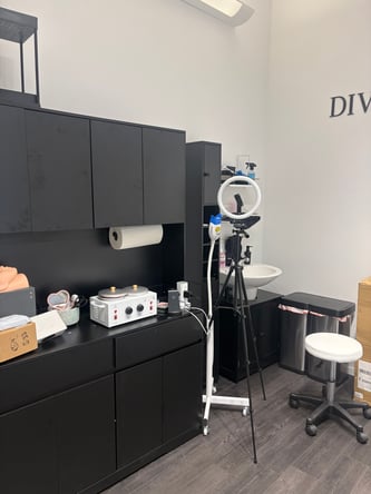 SUBLEASE DOWNTOWN SANTA MONICA SALON SUITE