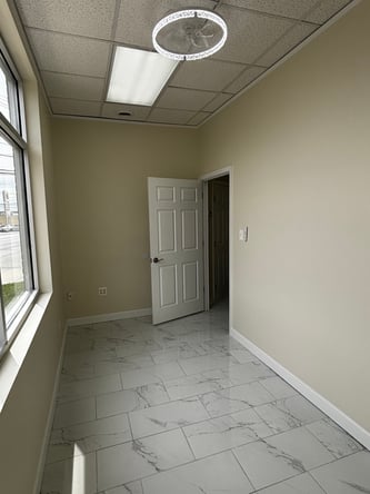 Large Window Suite -Prime Location