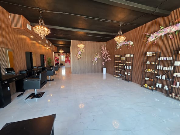 Newly Renovated Salon Chairs & Private Rooms Available – North Miami Beach