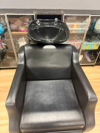 Seeking beautician for chair rental