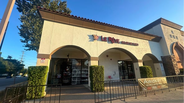 2 WEEKS FREE + All-Inclusive Booth Rental in Granada Hills — $265/Week