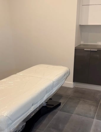 LUXURY SALON – Booths and Rooms for RENT