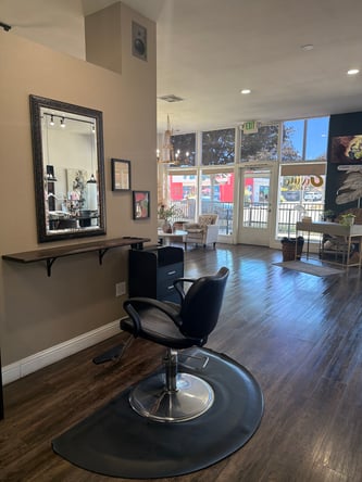 Salon Stations for Rent on Miracle Mile in Stockton