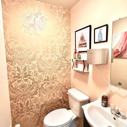 Gorgeous Fully Furnished Salon Suite Booth and Chairs for Rent Hourly Daily or Weekly