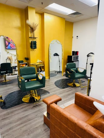 Weekly & Daily Chair Rental in Luxury Salon
