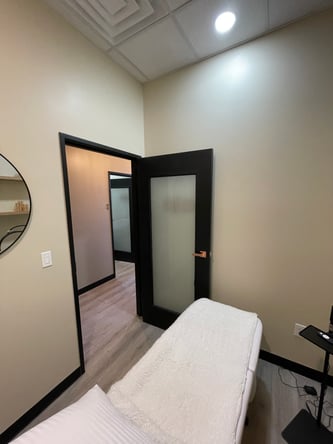 Highlands Ranch – Esthetician Room for Rent, right next to town center!