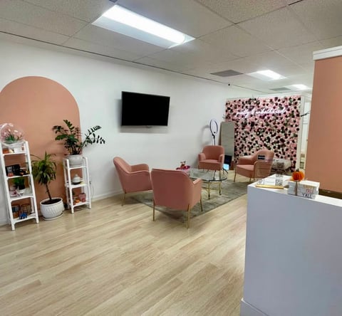 PRIVATE ROOM FOR RENT IN BEAUTIFUL/MODERN SALON