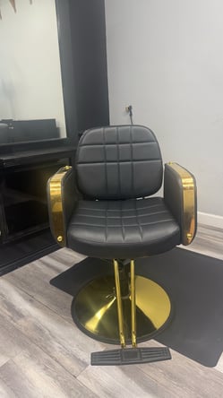 Professional Salon Station on Melrose. Daily or Weekly
