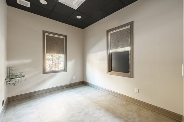 Upscale Salon Suites & Chairs for Rent – Prime Location | All-Inclusive Amenities!