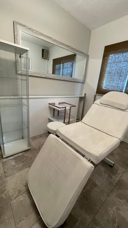 Modern , clean, beautiful nail salon is ready for a good team to work amazing.1,500 sqft salon