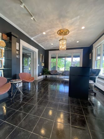 One of Newton’s prominent and long-standing salon’s has a chair available for rent