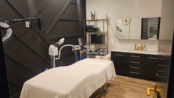 Beautiful New high end salon with room(s) available