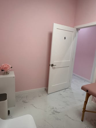 Salon Suites in PRIME East Orlando Location for Rent!