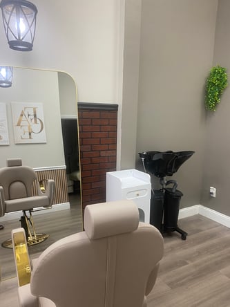 Brand New Suites, Booths & Chairs in Altamonte Springs | Delicate Beauties Beauty Bar