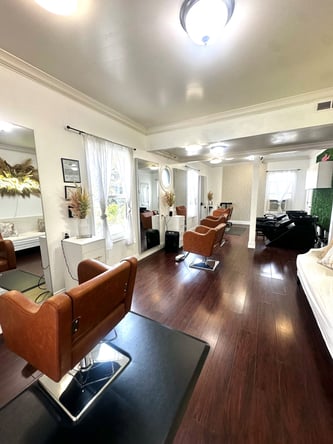 Hair Salon Stations for Rent – Downtown San Jose – Parking, Shampoo Bowls & Flexible Terms