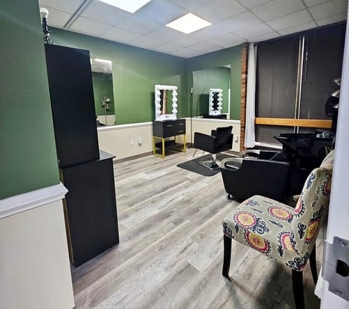 SALON BOOTH / CHAIR FOR RENT
