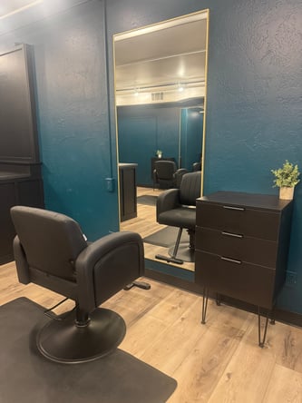✨ Salon Chair Rental Available