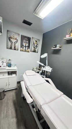 Stations Available for Rent – Prime Melrose Location!