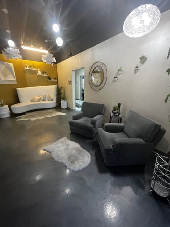 Rm for rent $275wk (any beauty professional if it’s the right fit) (Summerlin)