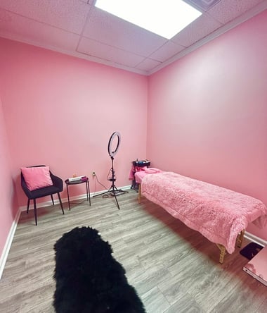 Storefront Salon Suites & Booths – Daily & Weekly Rentals