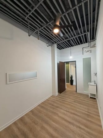 Luxury Salon Suite **LakeView/Lincoln Park**