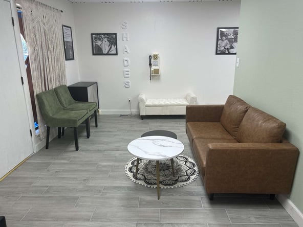 Salon station for rent in Downtown Downey. Cute and stylish salon with many amenities included!