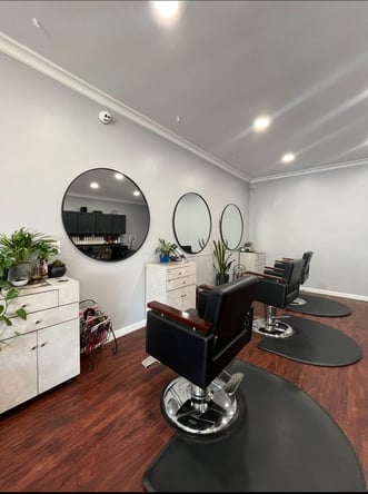 Booth Rental – Hey Girlie Studio, Long Beach