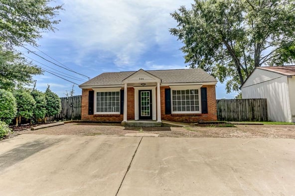 Beautifully renovated in 2023 with wood tone floors and gold light fixtures✨