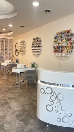 Modern , clean, beautiful nail salon is ready for a good team to work amazing.1,500 sqft salon