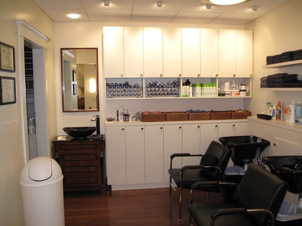 Greenwich Ave Area: Street-Level Chair Rental in Elegant Salon